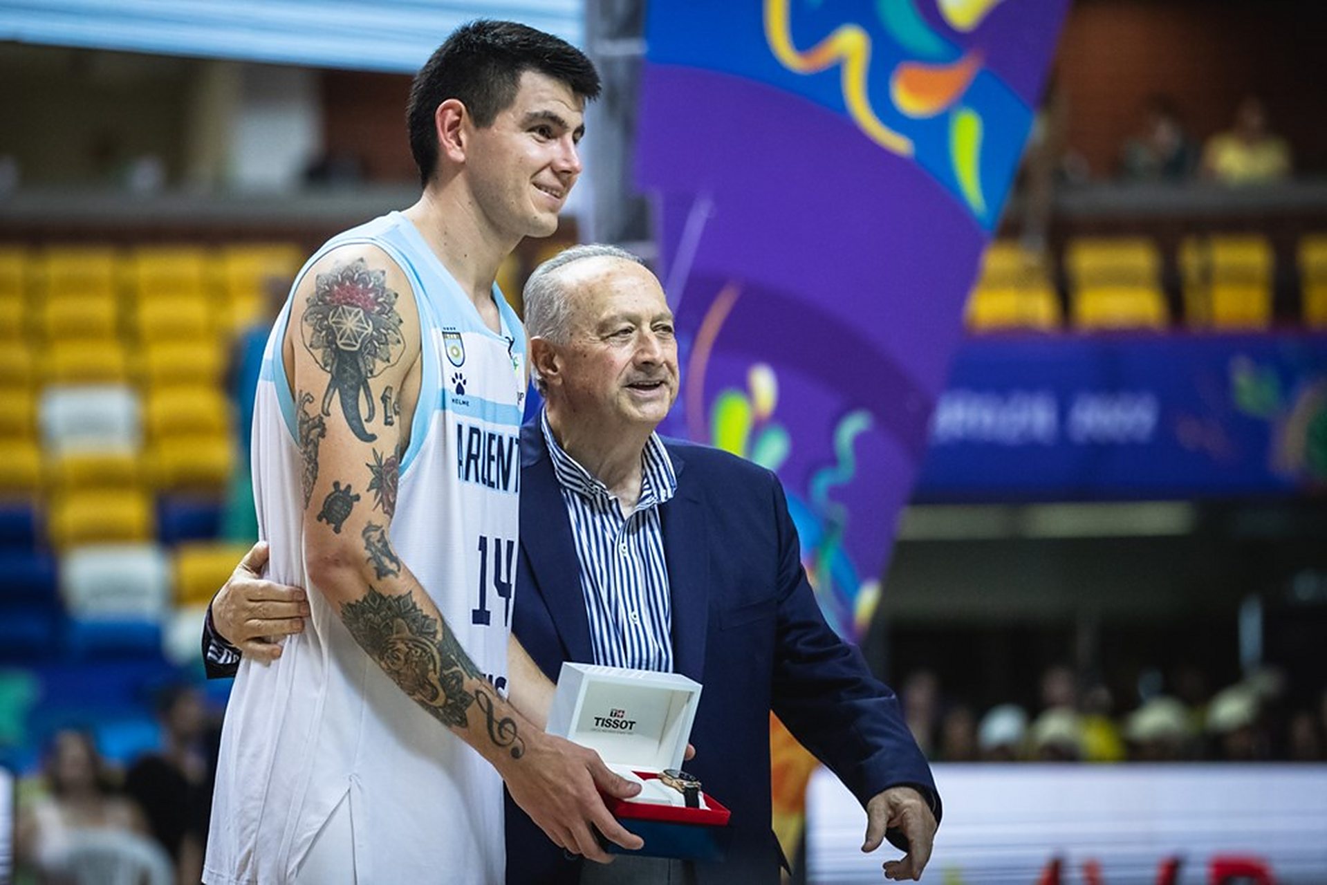 包含南美篮球运动员表现耀眼，助力球队取得胜利的词条