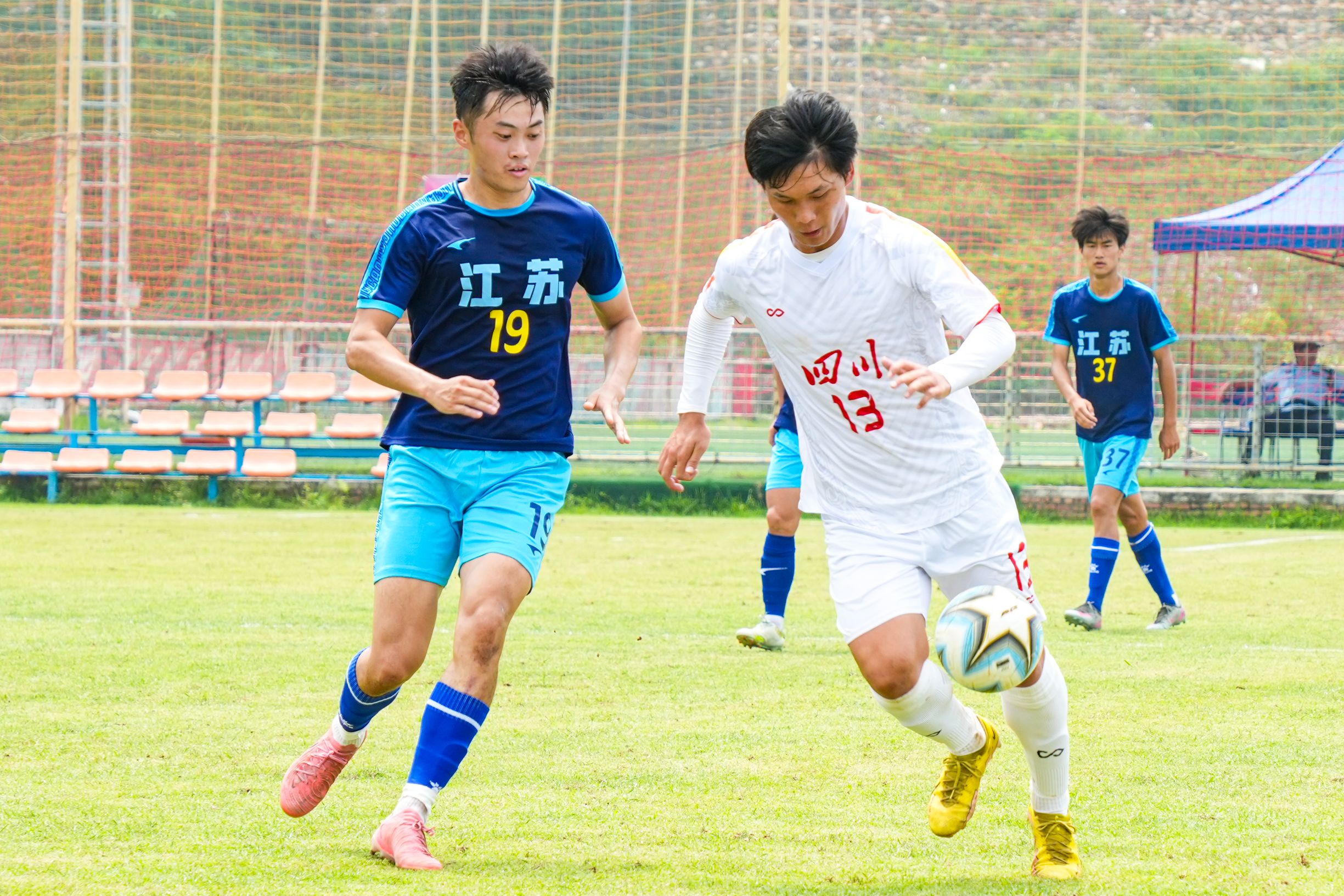 足球热情释放，赛场上的辉煌战绩