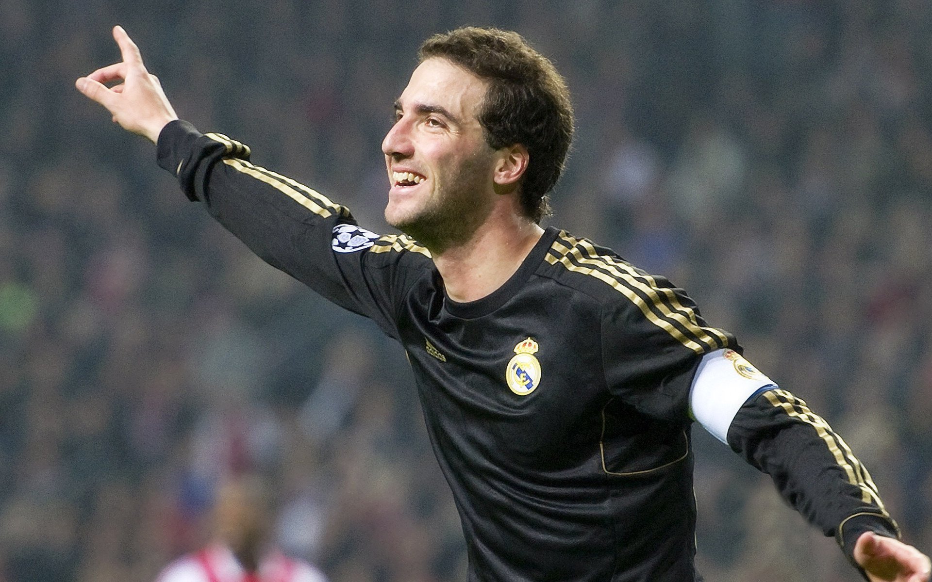 赛道之外,绿茵之上,黄喜灿的年度争冠之夜