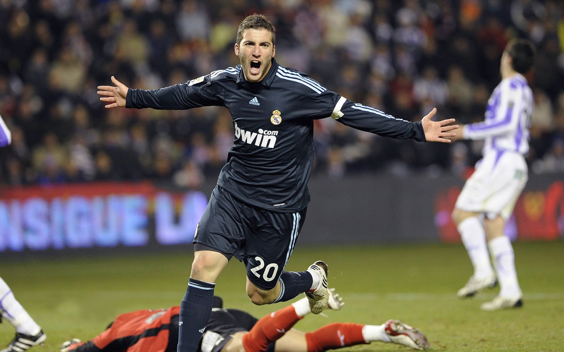 奥亚尔萨瓦尔接管F1争冠战,哥斯达黎加式完胜启示录