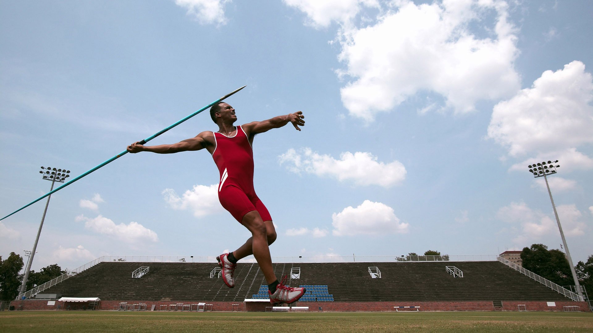 迈凯伦完胜阿斯顿马丁,佩雷兹统治全场,一场技术与意志的完美胜利